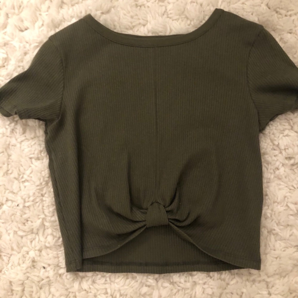 Green tie knot T-shirt